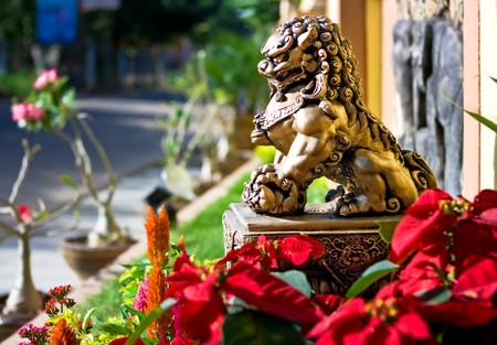 Bronze lion sculpture at the entrance to the houseの写真素材