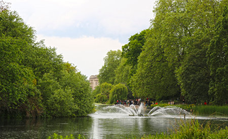 London, Great Britain -May 22, 2016: lake with a fountain in the St.James's Park, fresh young greens on a spring dayのeditorial素材