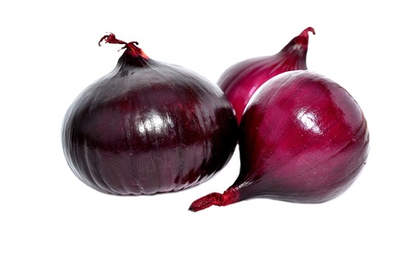 Red onion bulbs isolated on white backgroundの写真素材