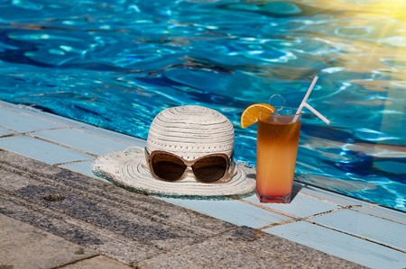 Glass of tasty juice with pipes ,sunglasses and white sunhat.
の写真素材