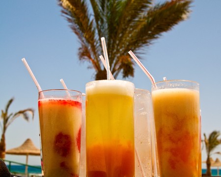 Chilly cocktails with small pipes and tall palm behind its.
の写真素材
