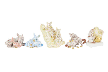 Ceramic statuette of animals isolated on a white backgroundの写真素材