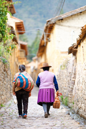 Peruvian women with traditional clothes in the village of Ollantaytambo, Cusco..の写真素材