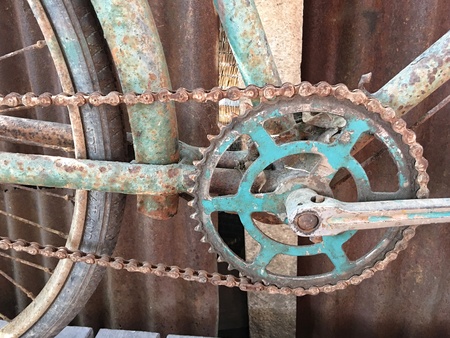 Old bicycle chain ring with alot of rustの素材