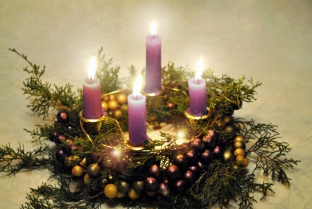 Advent wreath with lighted candles の写真素材