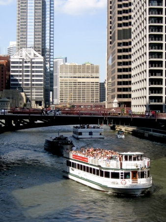 Tour boats on the Chicago River south branch のeditorial素材