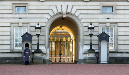 LONDON, UK, 2ND FEB 2014  A Horse Guards Soldier standing to attention outside Buckingham Palace during the dayのeditorial素材