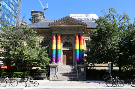 TORONTO, CANADA - 22 JUNE 2014: The outside of Yorkville Public Library during the dayのeditorial素材