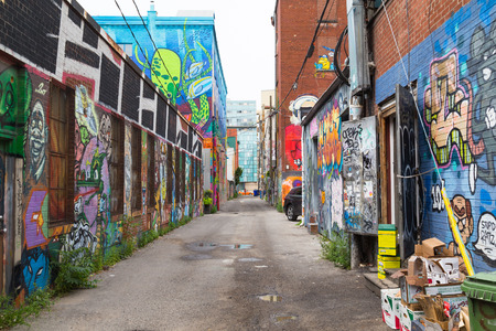 TORONTO, CANADA - 19TH JULY 2014: A view down Graffiti Alley in Toronto during the dayのeditorial素材