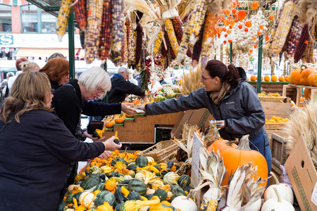 OTTAWA, CANADA -  11TH OCTOBER 2014: Shoppers at Byward Market in Ottawa during the dayのeditorial素材