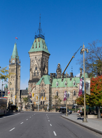 OTTAWA, CANADA -  12TH OCTOBER 2014: A view of Government buildings on Parliament Hill from Elgin Streetのeditorial素材