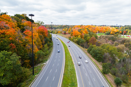 TORONTO, CANADA - 19TH OCTOBER 2014: Cars on the Don Valley Highway during the fallのeditorial素材