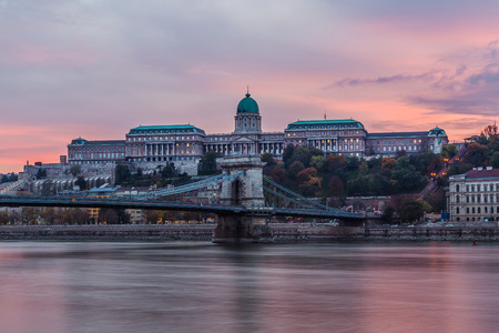 Foto de BUDAPEST, HUNGARY - 29TH OCTOBER 2015: A view of the Buda Castle in Budapest from across the Danube River in the morning. Other buildings and reflections can be seen. - Imagen libre de derechos