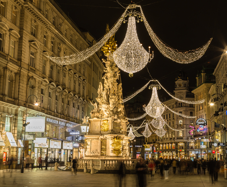 VIENNA, AUSTRIA - 2ND DECEMBER 2015: A view along Graben Street at night during the Christmas season. People, decorations and buildings can be seen. The Pestsaule memorial column can be seen.のeditorial素材