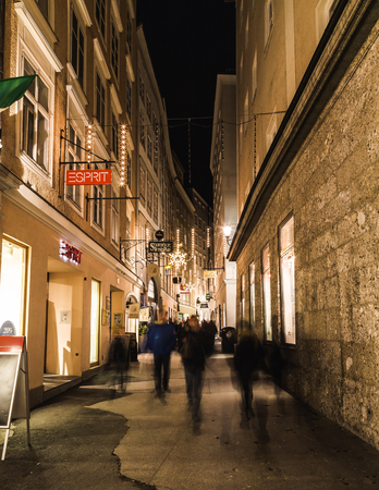 SALBURG, AUSTRIA - 11TH DECEMBER 2015: A view along Judengasse in Salzburg at night during the Christmas season. People, shops and buildings can be seen.のeditorial素材