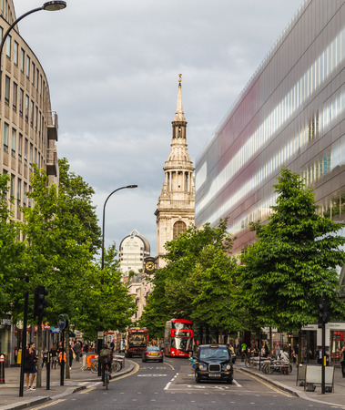 LONDON, UK - 27TH JUNE 2016: A black Taxi and other traffic in London City during the day. People can be seen.のeditorial素材