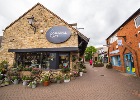 BUCKINGHAM, UK - 4TH JULY 2016: A view of Cornwall Place Shopping District in Buckingham Town center during the day. People can be seen.のeditorial素材