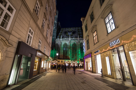 VIENNA, AUSTRIA - 2ND DECEMBER 2016: A view along Churhausgasse towards Stephandsom in Vienna at night in the Christmas period. People and stalls can be seen.のeditorial素材