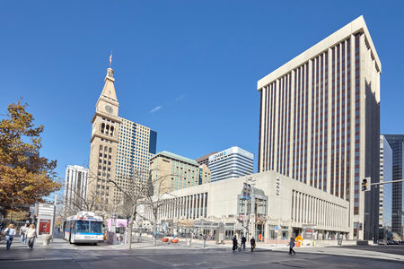 Denver, USA - November 4, 2016: 16th Street Mall, famous commercial pedestrian and free shuttle bus street, where numerous shops, restaurants and cafes can be found on 1.25 miles long boulevard.のeditorial素材
