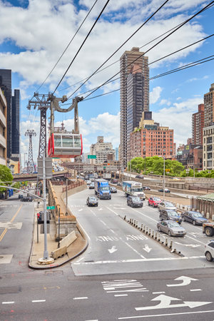 New York, USA - May 26, 2017: Cable car arrives at Manhattan station. The tram connects Roosevelt Island to the Upper East Side of Manhattan.のeditorial素材