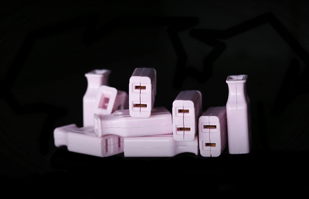 plug, light bulb, electric light, lamp on black backgroundの写真素材
