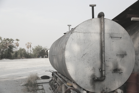 supply pump, Oil storage tanks