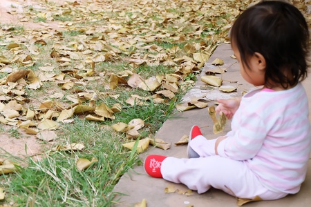 girl sitting on the groundの写真素材