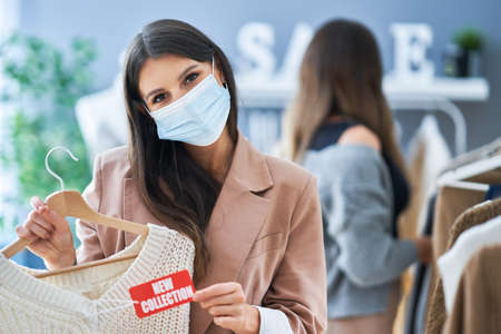 Young girl on shopping during sale holding tagの写真素材