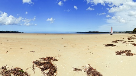 Rowboat at low tide cote Roseの写真素材