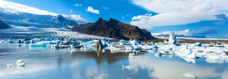 Beautiful panoramic photo of Fjallsarlon