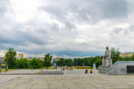 RUSSIA, MOSCOW - JULY 12/2016: the inhabitants of the city came to see the sights of VDNH in the summer.のeditorial素材
