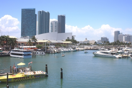 Panoramic view of part of Biscayne Bay in Miami. From this post tours to travel across the bay. In the background the buildings of downtown Miamiの写真素材