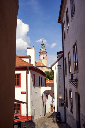 CESKY KRUMLOV, CZECH REPUBLIC - SEPTEMBER 10, 2021: Narrow street with the castle in the backgroundのeditorial素材