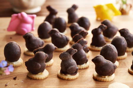 Homemade no-bake Easter cookie filled with eggnog cream on a table