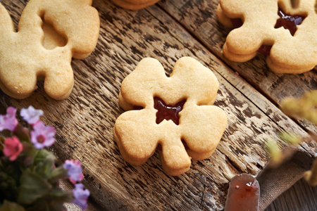 Homemade Linzer Easter cookie with lungwort flowers in springの写真素材