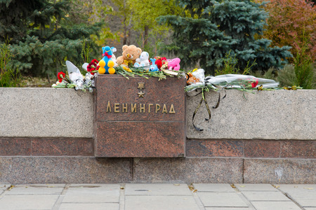 Volgograd, Russia - 5 November 2015: A memorial inscription of the hero city of Leningrad at the entrance area of the historical-memorial complex "To Heroes of the Battle of Stalingrad", Volgograd, which are flowers and toys in memory of those killed in pのeditorial素材