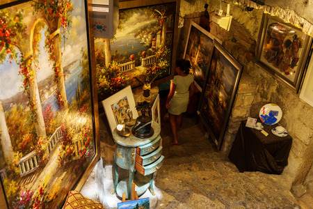Saint-Paul-de-Vence, France - August 04, 2016: art shop with unidentified person. The town is one of the oldest medieval ones on the French Riviera, also well known for its art galleriesのeditorial素材