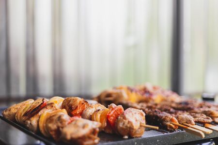 Chicken skewers with vegetables on thin wooden sticks on a grill â Delicious and juicy meat served at restaurants and bars as an appetizer â Healthy and nutritious mealの写真素材