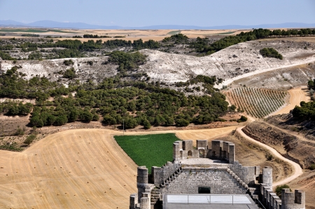 Landscape of Valladolid Province taken from Peñafiel Castle, Spain created in the 10th century and located at the Hillのeditorial素材