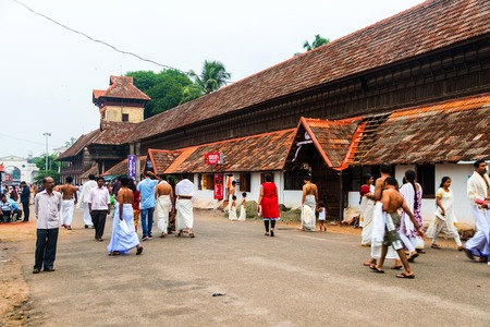 TRIVANDRUM, INDIA - MAY 15, 2016: Local people wearing white robes going to the Sree Padmanabhaswamy Temple during the evening ceremony. Famous landmarkのeditorial素材