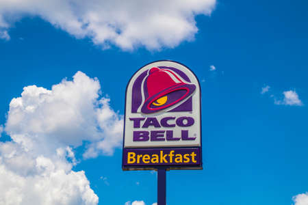 Conyers, Ga / USA - 07 27 20: View of a the Taco Bell street signのeditorial素材