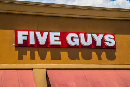 Loganville, Ga / USA - 07 20 20: View of the Five Guys building signのeditorial素材
