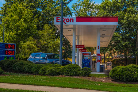 Gwinnett County, Ga / USA - 07 09 20: Exxon Gas station and current gas priceのeditorial素材
