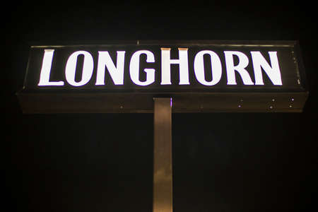 Augusta, Ga USA - 11 22 20: LongHorn Steakhouse Restaurant at night street signのeditorial素材