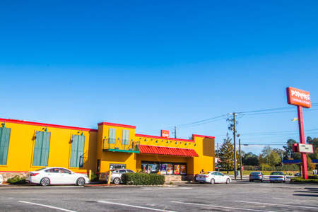 Augusta, Ga USA - 11 25 20: Popeyes fast food restaurant drive thru and curbside during the covid-19 pandemicのeditorial素材