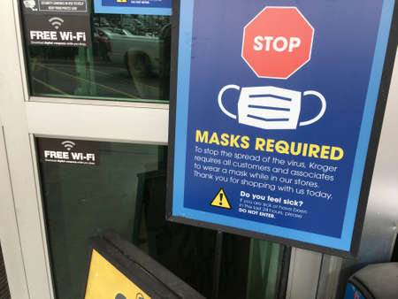 Augusta, Ga USA 11 25 20: Kroger grocery store mask required sign at entranceのeditorial素材