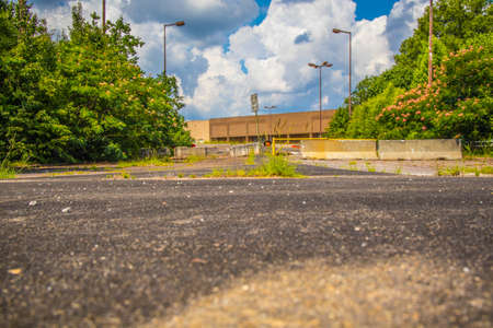 Augusta, Ga USA - 07 04 20: Abandoned Regency shopping Mallentrance blocked off low ground viewのeditorial素材