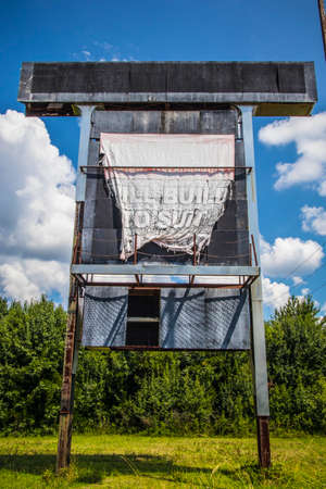 Augusta, Ga USA - 07 04 20: Abandoned Regency shopping Mall street signのeditorial素材