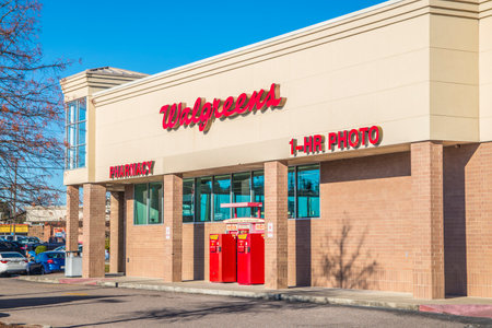 Augusta, Ga USA - 12 02 20: Walgreens building and sign side view cars peopleのeditorial素材