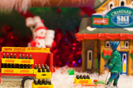 Augusta, Ga USA - 12 05 20: Coca Cola Holiday Vintage Village collection coke truck child pull cokesのeditorial素材
